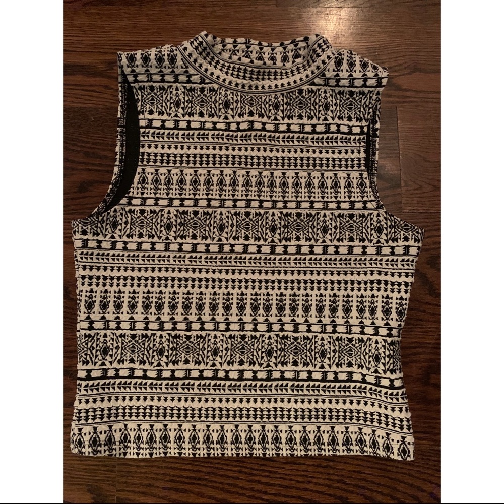 H&M sleeveless black and white pattern top